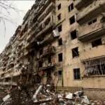 Kiev, blocco di edifici colpito: 8 feriti e 150 evacuati