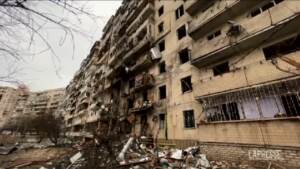 Kiev, blocco di edifici colpito: 8 feriti e 150 evacuati