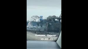 Kiev, convoglio di mezzi ucraini distrutti alla periferia della capitale