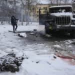 Ucraina, esplosioni e spari a Kiev. Zelensky: “Si decide nostro destino”. Possibili trattative su cessate fuoco