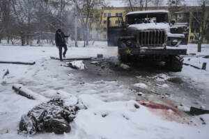 Ucraina, esplosioni e spari a Kiev. Zelensky: “Si decide nostro destino”. Possibili trattative su cessate fuoco