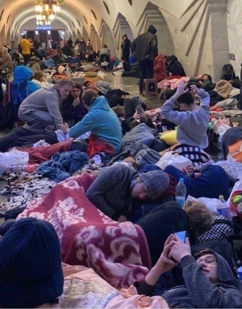 Ucraina, i civili si rifugiano nei bunker – LE IMMAGINI