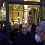 Berlusconi a passeggio in centro a Milano, i passanti: “Silvio, ferma la guerra”
