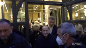 Berlusconi a passeggio in centro a Milano, i passanti: “Silvio, ferma la guerra”