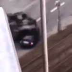 Kiev, carro armato russo schiaccia auto: il passeggero miracolosamente illeso