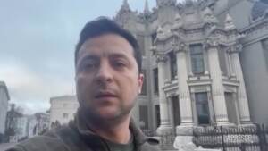 Ucraina, Zelensky: “Non credete a fake news, sono qui”