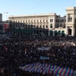 Ucraina: a Milano la manifestazione per la pace, piazza Duomo stracolma