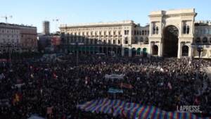 Ucraina: a Milano la manifestazione per la pace, piazza Duomo stracolma