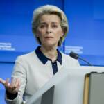 Ucraina, Von Der Leyen: “Barbarie russe ai confini Ue, banche di Mosca escluse da rete Swift”