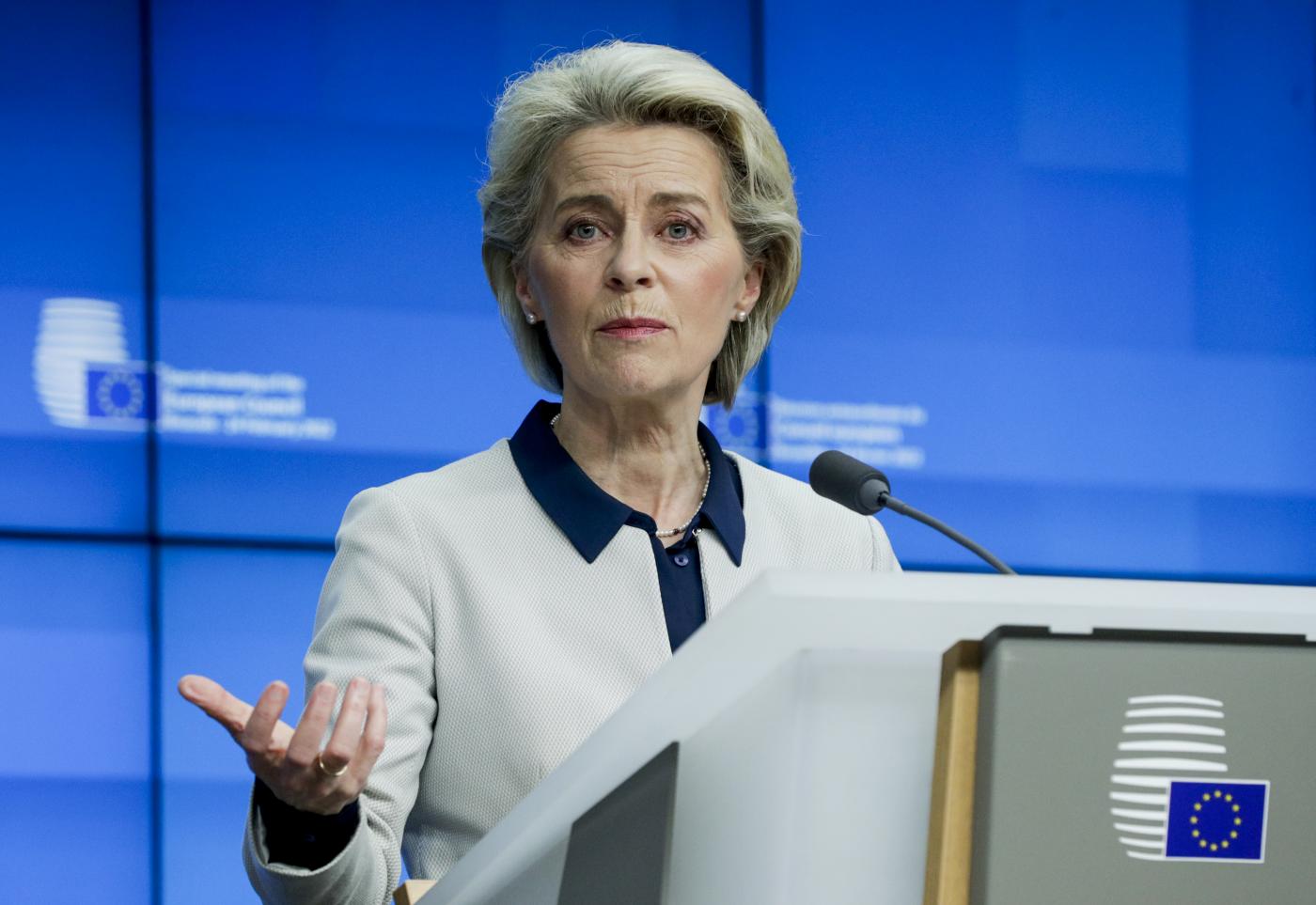 Ucraina, Von Der Leyen: “Barbarie russe ai confini Ue, banche di Mosca escluse da rete Swift”