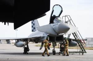Guerra Russia-Ucraina, il Minsitro della Difesa Guerini potenzierà i mezzi aerei italiani in Romania