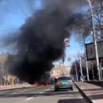 Ucraina, auto della polizia in fiamme: colonna di fumo alta decine di metri