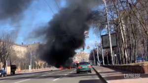 Ucraina, auto della polizia in fiamme: colonna di fumo alta decine di metri