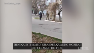 La donna ucraina che sfida il soldato russo: “Tieni in tasca questi semi, cresceranno fiori quando morirai”