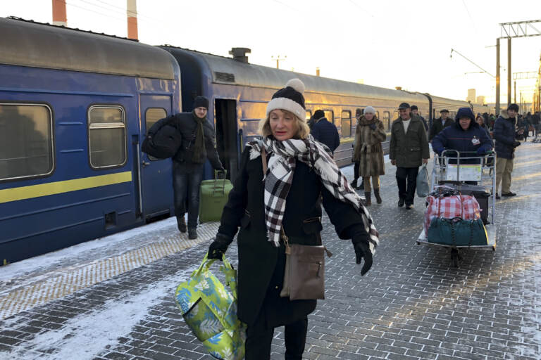 Kiev, la grande fuga. Centinaia di ucraini si riversano su strade e treni per fuggire dalla città – LE IMMAGINI