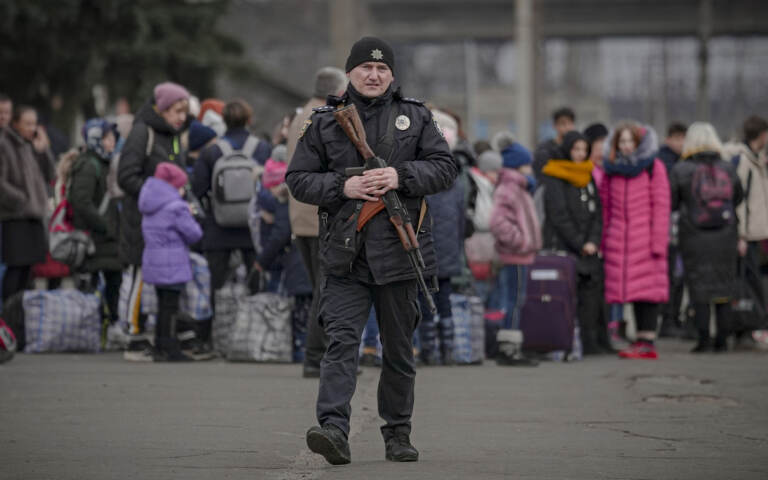 Kiev, la grande fuga. Centinaia di ucraini si riversano su strade e treni per fuggire dalla città – LE IMMAGINI