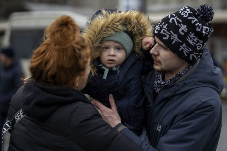 Kiev, la grande fuga. Centinaia di ucraini si riversano su strade e treni per fuggire dalla città – LE IMMAGINI