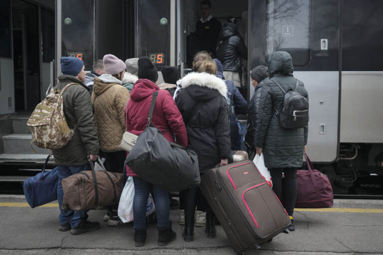 Kiev, la grande fuga. Centinaia di ucraini si riversano su strade e treni per fuggire dalla città – LE IMMAGINI