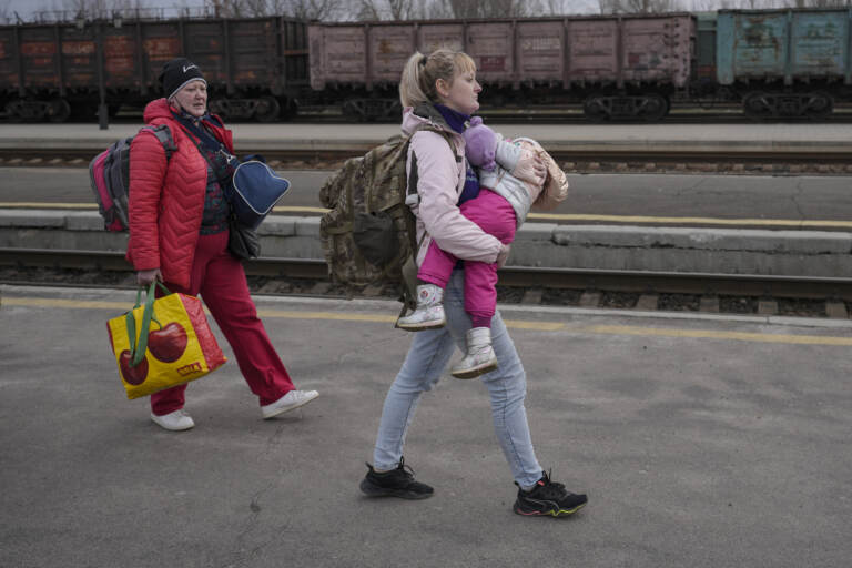 Kiev, la grande fuga. Centinaia di ucraini si riversano su strade e treni per fuggire dalla città – LE IMMAGINI