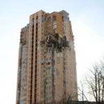 Kiev, palazzo vicino all’aeroporto sventrato da un missile russo