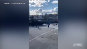 Ucraina, i cittadini creano catene umane e fermano i tank russi