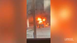 Ucraina, l’assalto dei russi a Kharkiv: corazzati distrutti e in fiamme