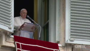 Papa Francesco contro la guerra in Ucraina: “Il 2 marzo digiuno, tacciano le armi”. E cita la Costituzione