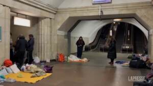 Ucraina, la lunga notte di Kiev: garage e metro usati come rifugi