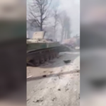 Guerriglia a Kiev, un video mostra il convoglio russo distrutto dalle forze ucraine