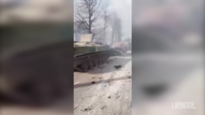 Guerriglia a Kiev, un video mostra il convoglio russo distrutto dalle forze ucraine