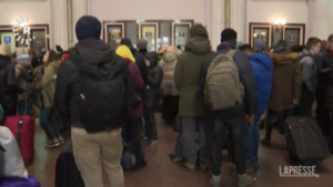 Lviv, treni presi d’assalto per fuggire dall’Ucraina