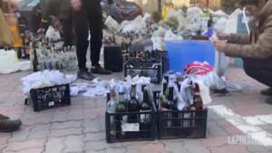 Ucraina, a Kiev gli abitanti preparano Molotov per respingere i russi