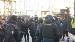 Ucraina, nuove proteste a San Pietroburgo: arresti della polizia