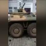 Ucraina, a Berdyansk i cittadini cantano l’inno nazionale di fronte ai tank russi