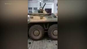 Ucraina, a Berdyansk i cittadini cantano l’inno nazionale di fronte ai tank russi