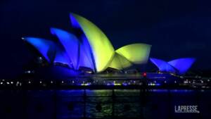 Sydney, l’Opera House si illumina con i colori della bandiera dell’Ucraina