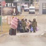 Polonia, ucraini in fuga dal conflitto attraversano il confine