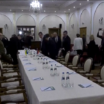 Bielorussia, le trattative fra le delegazioni di Mosca e Kiev: le immagini del tavolo di lavoro