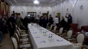 Bielorussia, le trattative fra le delegazioni di Mosca e Kiev: le immagini del tavolo di lavoro