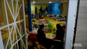Ucraina: si combatte a Mariupol, la palestra diventa un dormitorio