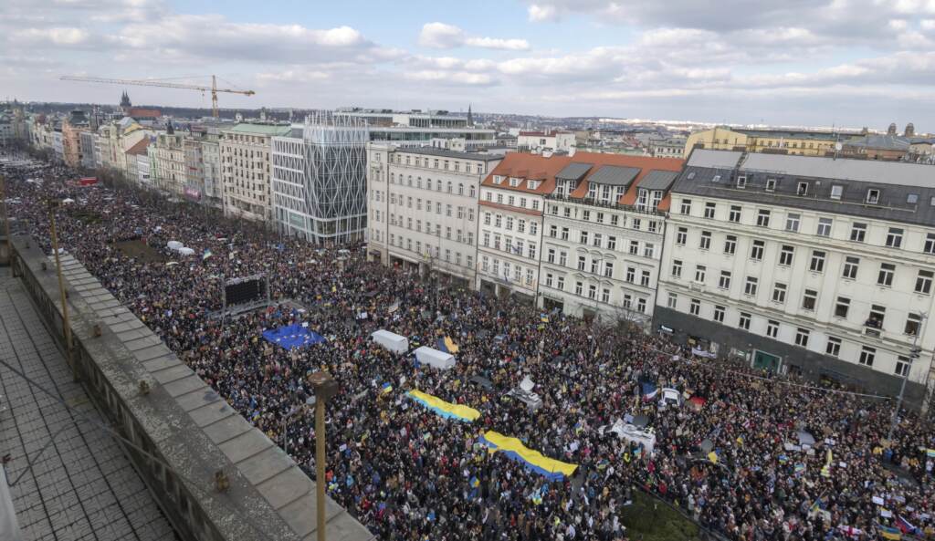 Galleria foto 'Guerra Russia-Ucraina, imponenti manifestazioni in tutta Europa contro la Guerra. “Stop a Putin il sanguinario” – LE IMMAGINI' - foto 29