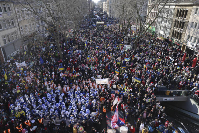Guerra Russia-Ucraina, imponenti manifestazioni in tutta Europa contro la Guerra. “Stop a Putin il sanguinario” – LE IMMAGINI