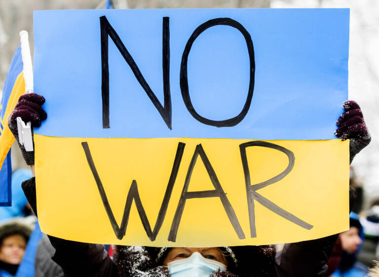 Guerra Russia-Ucraina, imponenti manifestazioni in tutta Europa contro la Guerra. “Stop a Putin il sanguinario” – LE IMMAGINI
