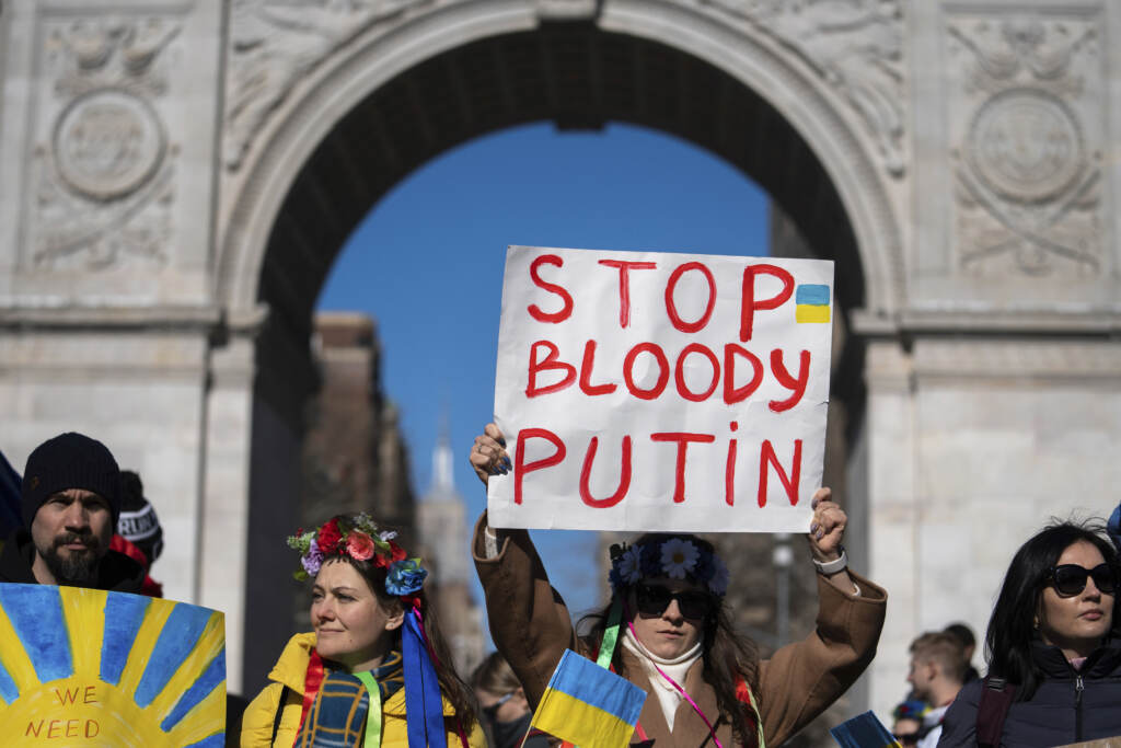 Galleria foto 'Guerra Russia-Ucraina, imponenti manifestazioni in tutta Europa contro la Guerra. “Stop a Putin il sanguinario” – LE IMMAGINI' - foto 11