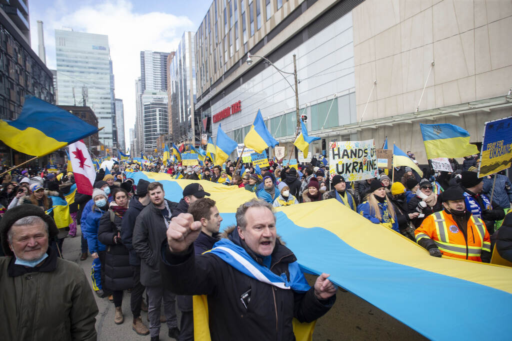 Galleria foto 'Guerra Russia-Ucraina, imponenti manifestazioni in tutta Europa contro la Guerra. “Stop a Putin il sanguinario” – LE IMMAGINI' - foto 4