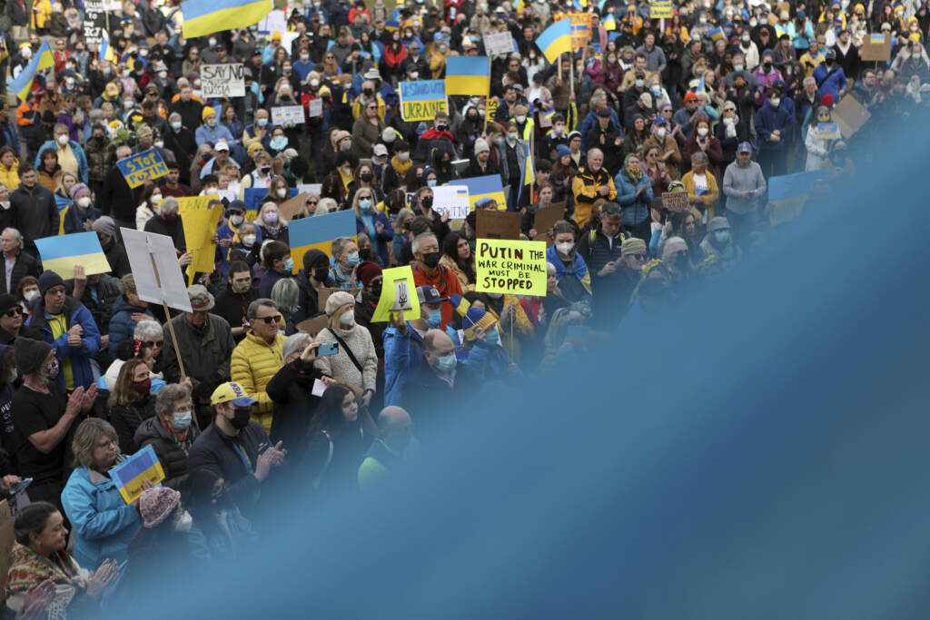 Galleria foto 'Guerra Russia-Ucraina, imponenti manifestazioni in tutta Europa contro la Guerra. “Stop a Putin il sanguinario” – LE IMMAGINI' - foto 7