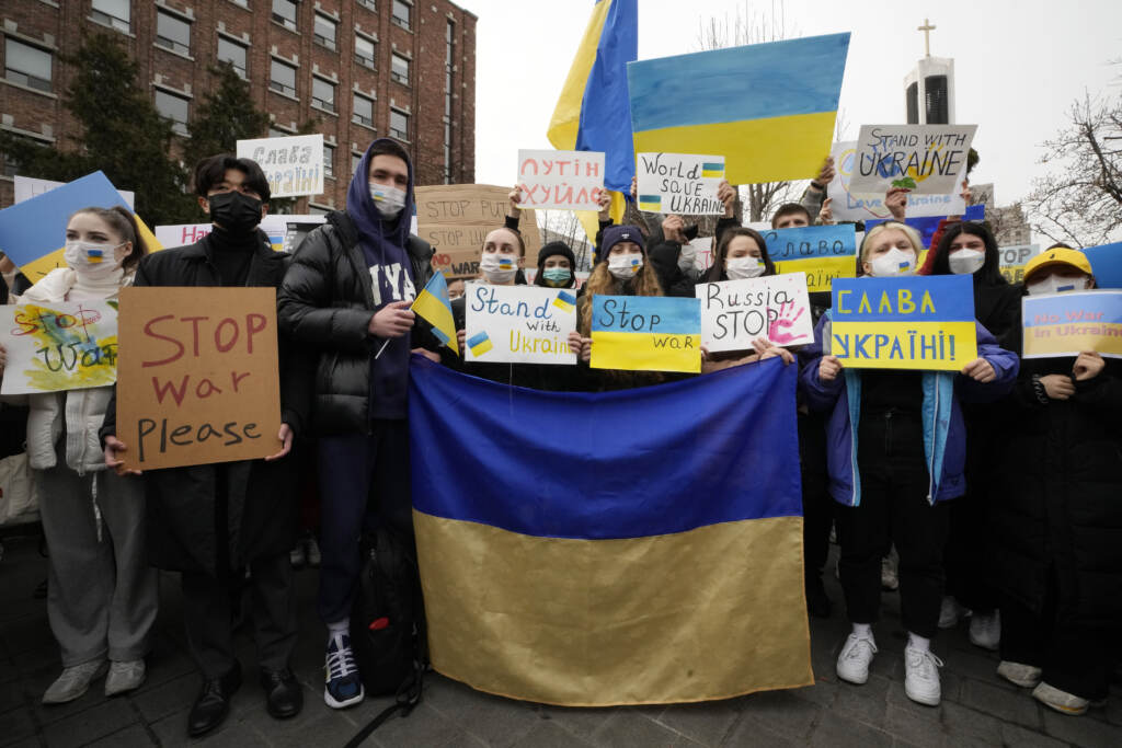 Galleria foto 'Guerra Russia-Ucraina, imponenti manifestazioni in tutta Europa contro la Guerra. “Stop a Putin il sanguinario” – LE IMMAGINI' - foto 9