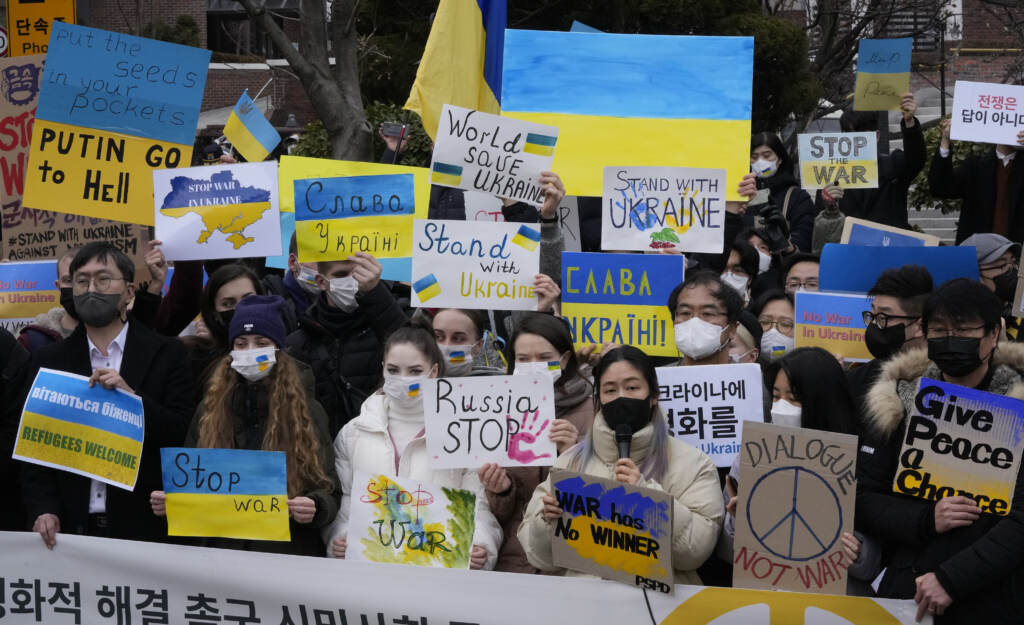 Galleria foto 'Guerra Russia-Ucraina, imponenti manifestazioni in tutta Europa contro la Guerra. “Stop a Putin il sanguinario” – LE IMMAGINI' - foto 10