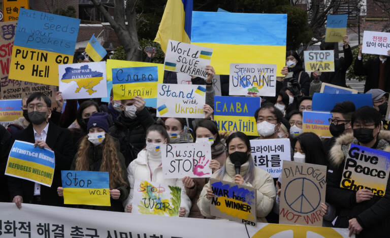 Guerra Russia-Ucraina, imponenti manifestazioni in tutta Europa contro la Guerra. “Stop a Putin il sanguinario” – LE IMMAGINI