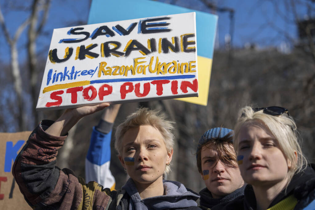 Galleria foto 'Guerra Russia-Ucraina, imponenti manifestazioni in tutta Europa contro la Guerra. “Stop a Putin il sanguinario” – LE IMMAGINI' - foto 12